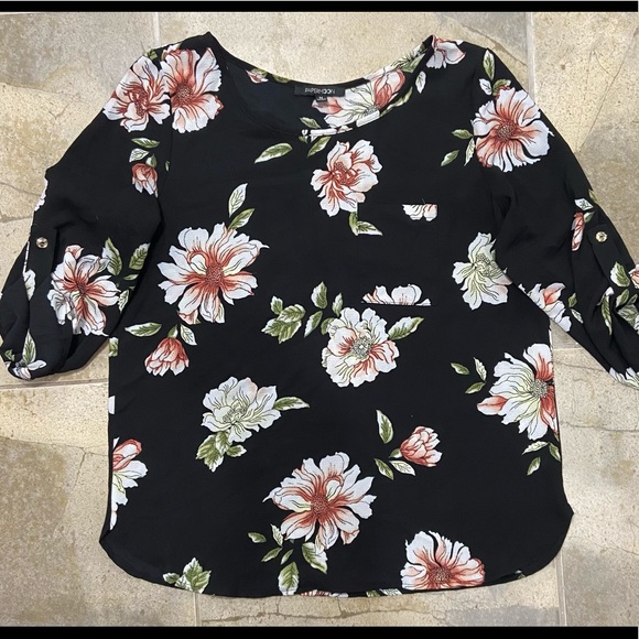 Cute Floral Blouse! - Picture 1 of 4